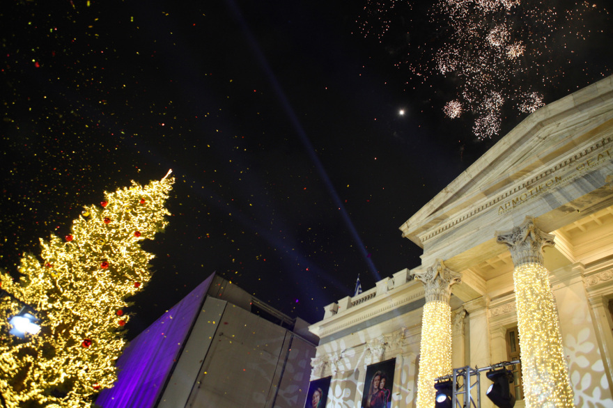 Ο Πειραιάς «φόρεσε» τα γιορτινά του - Φωταγωγήθηκε το χριστουγεννιάτικο δέντρο, δείτε φωτογραφίες