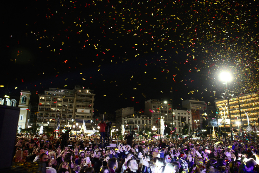 Ο Πειραιάς «φόρεσε» τα γιορτινά του - Φωταγωγήθηκε το χριστουγεννιάτικο δέντρο, δείτε φωτογραφίες