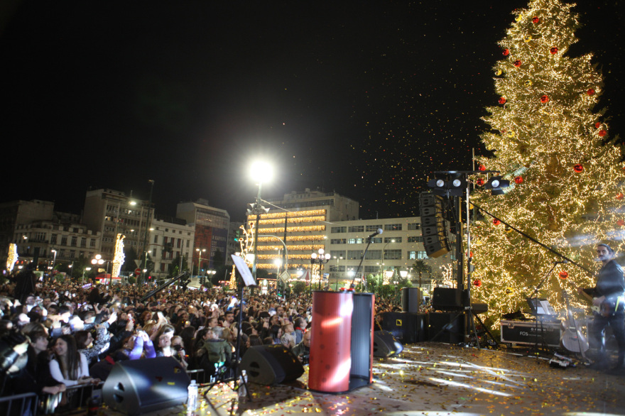 Ο Πειραιάς «φόρεσε» τα γιορτινά του - Φωταγωγήθηκε το χριστουγεννιάτικο δέντρο, δείτε φωτογραφίες