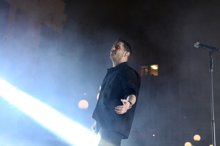 Ο Πειραιάς «φόρεσε» τα γιορτινά του - Φωταγωγήθηκε το χριστουγεννιάτικο δέντρο, δείτε φωτογραφίες