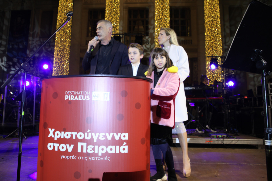 Ο Πειραιάς «φόρεσε» τα γιορτινά του - Φωταγωγήθηκε το χριστουγεννιάτικο δέντρο, δείτε φωτογραφίες