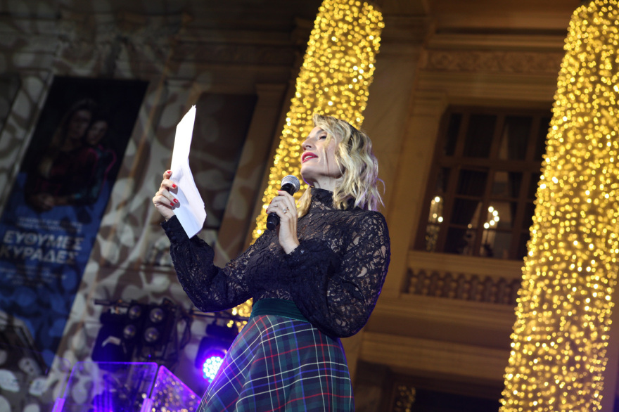 Ο Πειραιάς «φόρεσε» τα γιορτινά του - Φωταγωγήθηκε το χριστουγεννιάτικο δέντρο, δείτε φωτογραφίες