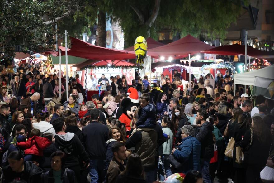Φωταγωγήθηκε το χριστουγεννιάτικο δέντρο στο Ηράκλειο Κρήτης 