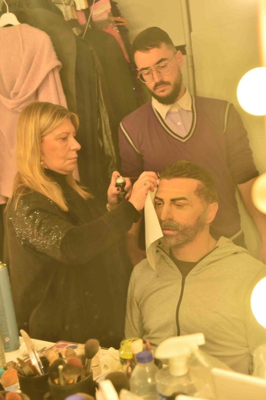 Τάκης Ζαχαράτος: Οι εντυπωσιακές μεταμορφώσεις του για τη νέα του παράσταση  - Δείτε βίντεο και φωτογραφίες