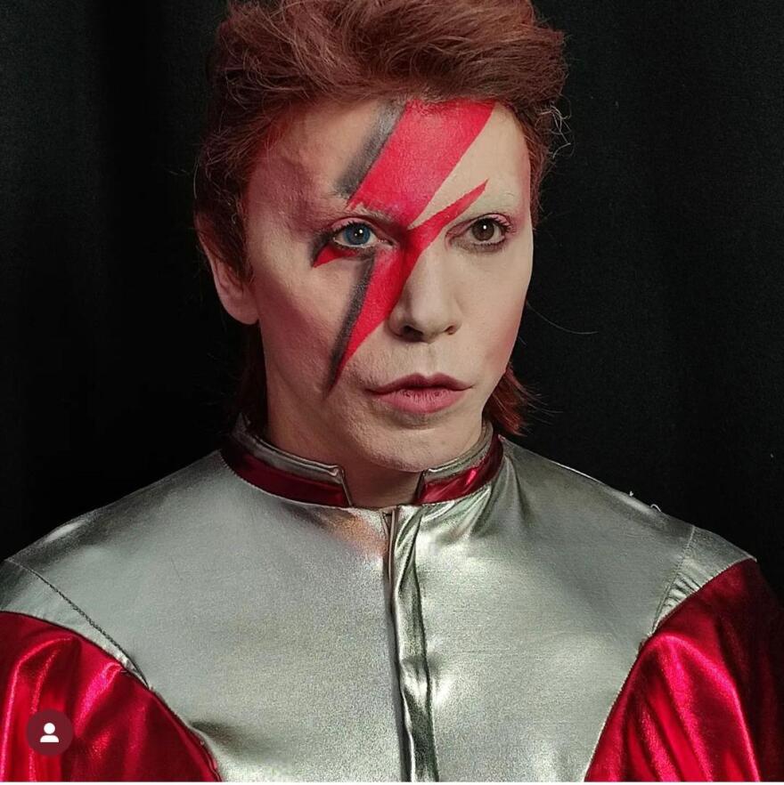 Τάκης Ζαχαράτος: Οι εντυπωσιακές μεταμορφώσεις του για τη νέα του παράσταση  - Δείτε βίντεο και φωτογραφίες