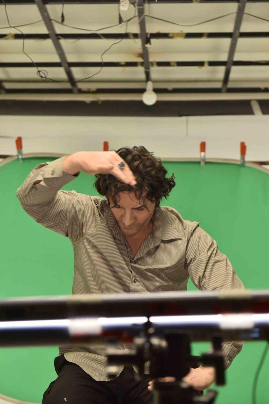 Τάκης Ζαχαράτος: Οι εντυπωσιακές μεταμορφώσεις του για τη νέα του παράσταση  - Δείτε βίντεο και φωτογραφίες