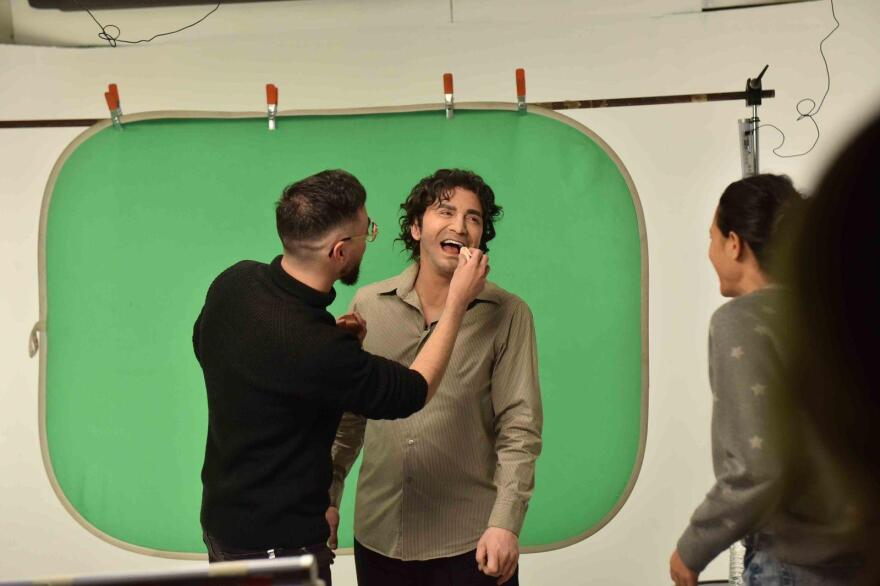 Τάκης Ζαχαράτος: Οι εντυπωσιακές μεταμορφώσεις του για τη νέα του παράσταση  - Δείτε βίντεο και φωτογραφίες