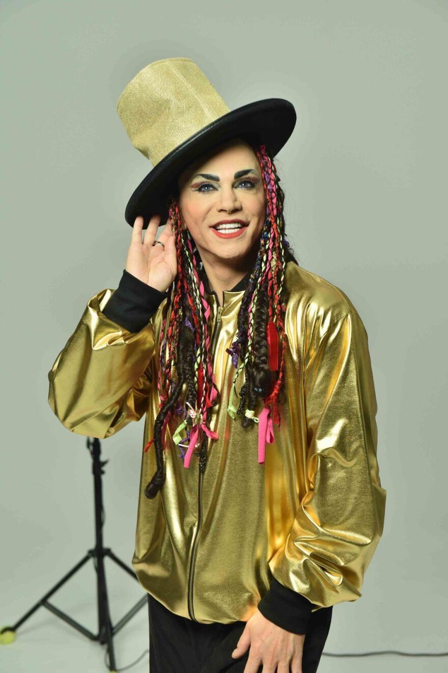 Τάκης Ζαχαράτος: Οι εντυπωσιακές μεταμορφώσεις του για τη νέα του παράσταση  - Δείτε βίντεο και φωτογραφίες