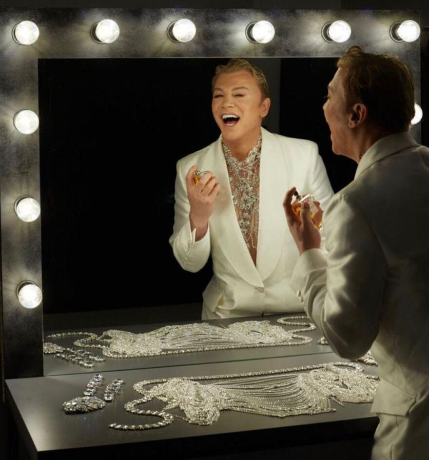 Τάκης Ζαχαράτος: Οι εντυπωσιακές μεταμορφώσεις του για τη νέα του παράσταση  - Δείτε βίντεο και φωτογραφίες