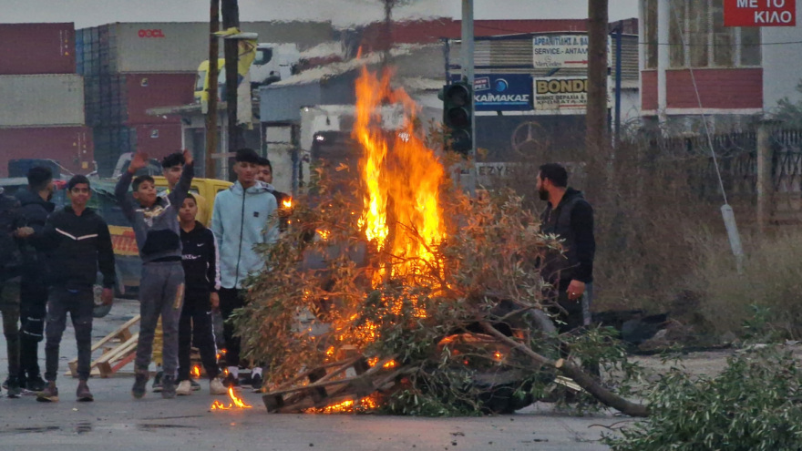 Θεσσαλονίκη: Πυροβόλησαν κατά αστυνομικών οι Ρομά - Η οικογένεια του 16χρονου ζήτησε να σταματήσουν τα επεισόδια