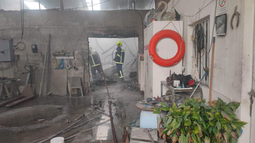 Υπό μερικό έλεγχο η φωτιά σε εργοστάσιο με πολυεστερικά στον Ασπρόπυργο - Μήνυμα από το 112