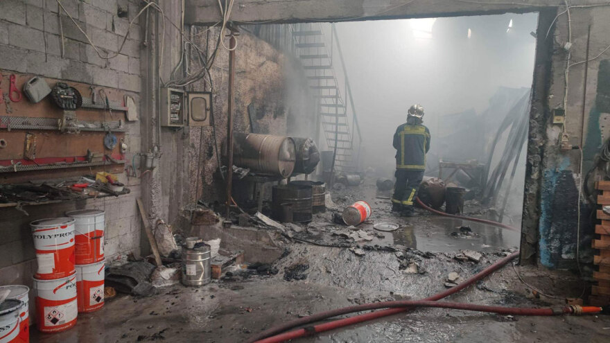 Υπό μερικό έλεγχο η φωτιά σε εργοστάσιο με πολυεστερικά στον Ασπρόπυργο - Μήνυμα από το 112