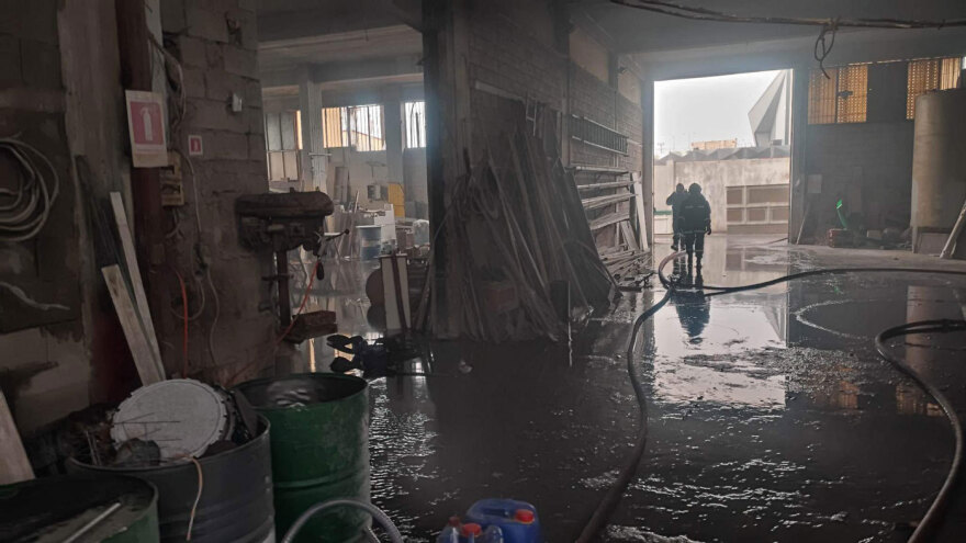 Υπό μερικό έλεγχο η φωτιά σε εργοστάσιο με πολυεστερικά στον Ασπρόπυργο - Μήνυμα από το 112