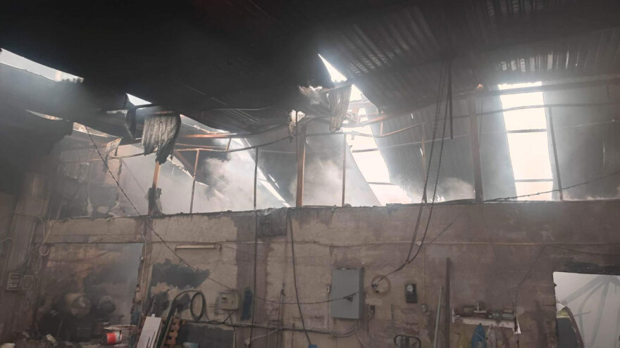 Υπό μερικό έλεγχο η φωτιά σε εργοστάσιο με πολυεστερικά στον Ασπρόπυργο - Μήνυμα από το 112