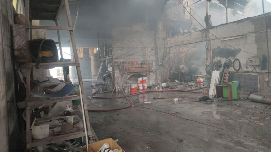 Υπό μερικό έλεγχο η φωτιά σε εργοστάσιο με πολυεστερικά στον Ασπρόπυργο - Μήνυμα από το 112