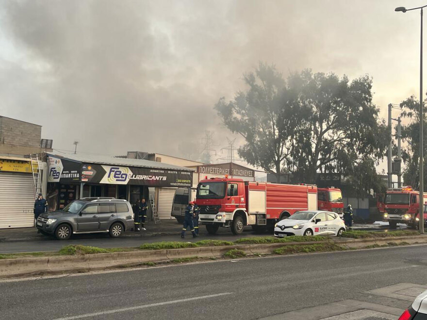 Υπό μερικό έλεγχο η φωτιά σε εργοστάσιο με πολυεστερικά στον Ασπρόπυργο - Μήνυμα από το 112