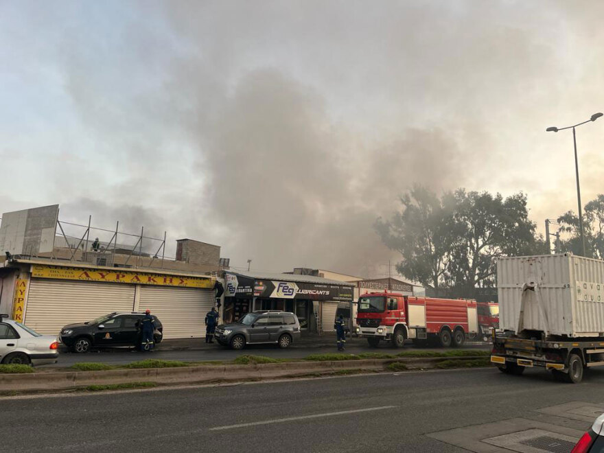 Υπό μερικό έλεγχο η φωτιά σε εργοστάσιο με πολυεστερικά στον Ασπρόπυργο - Μήνυμα από το 112