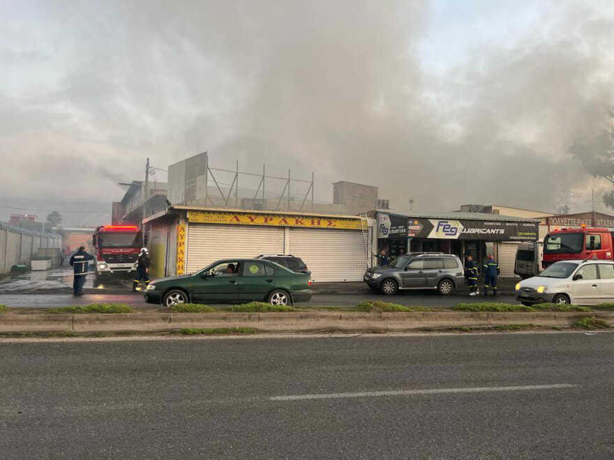 Υπό μερικό έλεγχο η φωτιά σε εργοστάσιο με πολυεστερικά στον Ασπρόπυργο - Μήνυμα από το 112