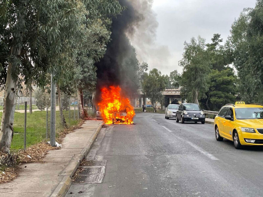 Αυτοκίνητο τυλίχθηκε στις φλόγες στην είσοδο της Συγγρού από Πειραιά