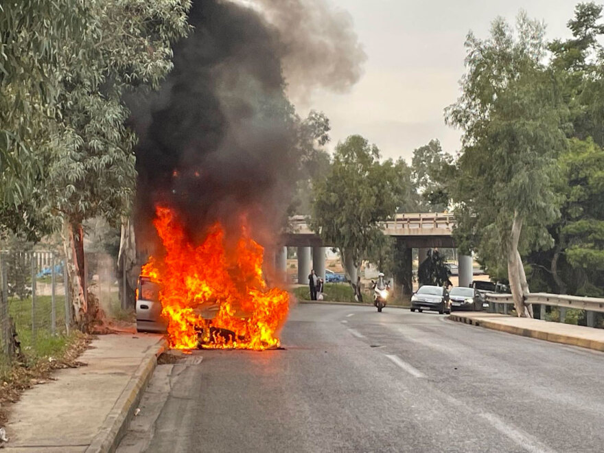 Αυτοκίνητο τυλίχθηκε στις φλόγες στην είσοδο της Συγγρού από Πειραιά