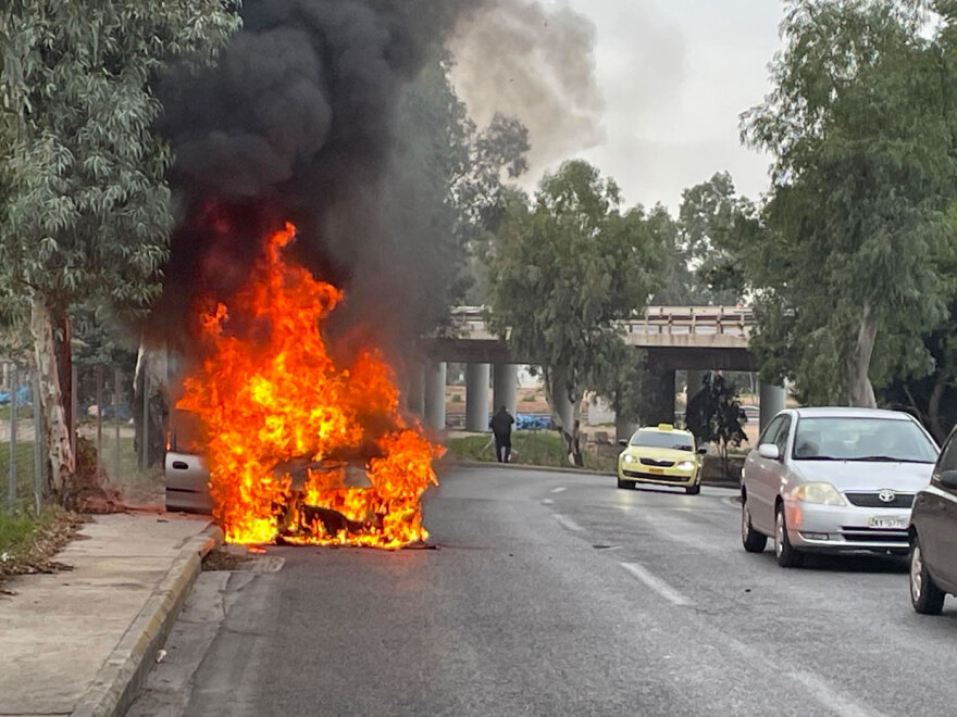Αυτοκίνητο τυλίχθηκε στις φλόγες στην είσοδο της Συγγρού από Πειραιά