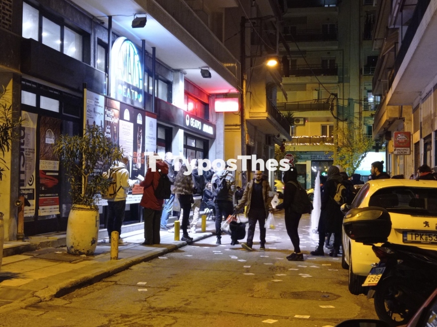 Γιώργος Κιμούλης: Διαμαρτυρία με πανό και συνθήματα έξω από το θέατρο που έκανε πρεμιέρα