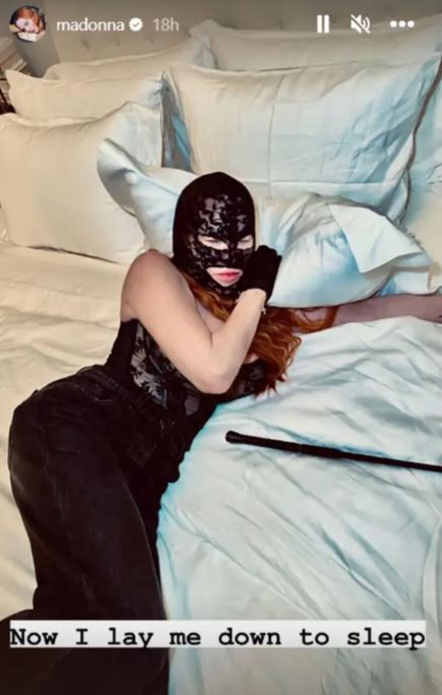 Η Μαντόνα κοιμάται... καλύπτοντας όλο το κεφάλι με δαντέλα 