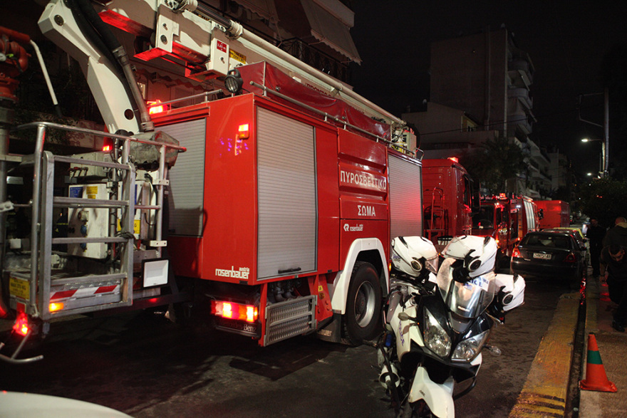 Υπό έλεγχο η πυρκαγιά στον Πειραιά: Απεγκλωβίστηκαν από την ταράτσα οι ένοικοι - Δείτε βίντεο και φωτογραφίες