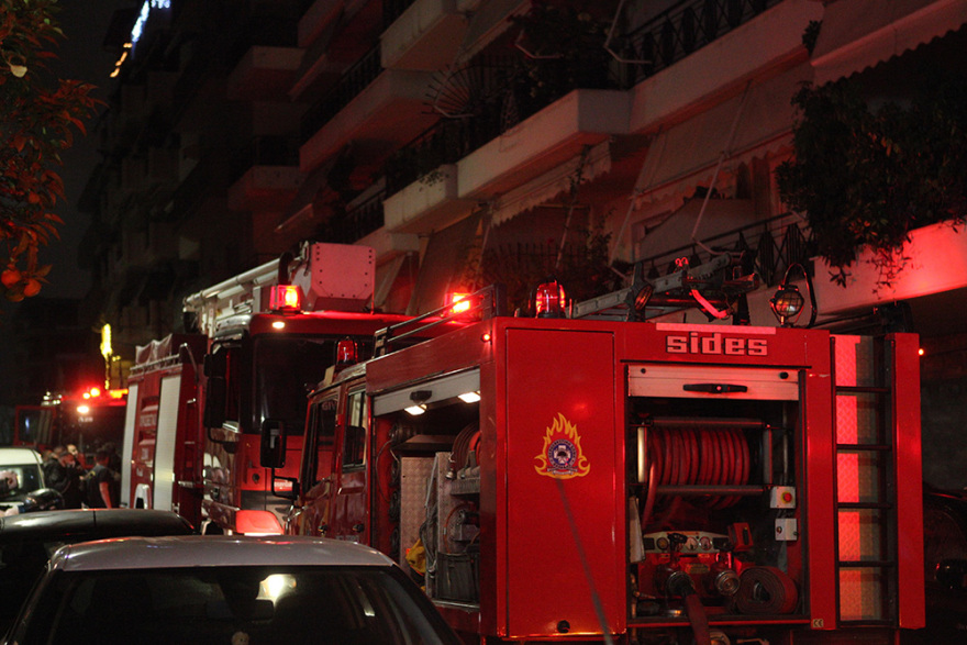 Υπό έλεγχο η πυρκαγιά στον Πειραιά: Απεγκλωβίστηκαν από την ταράτσα οι ένοικοι - Δείτε βίντεο και φωτογραφίες