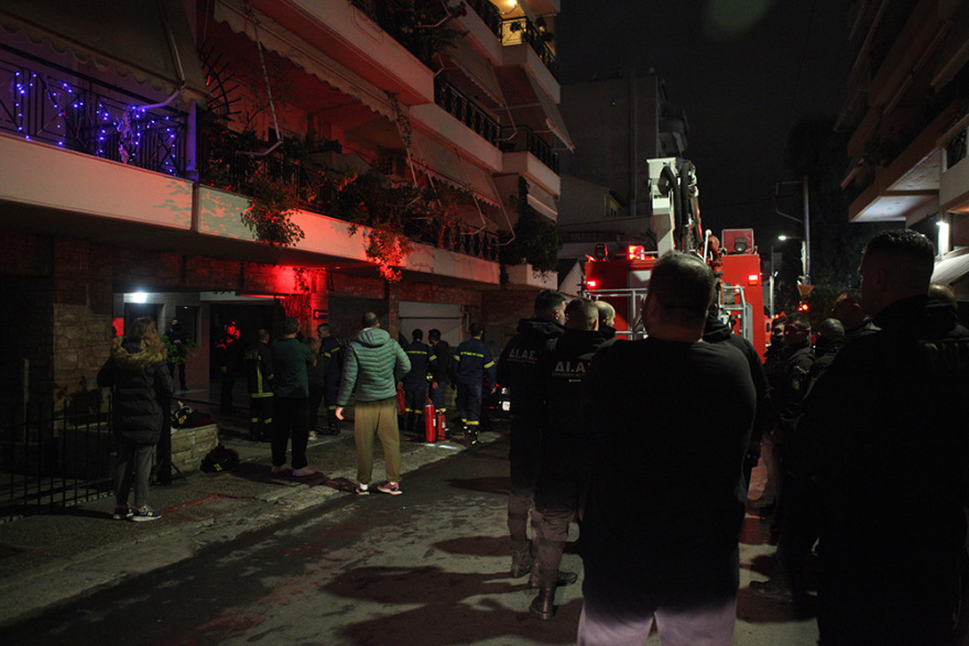 Υπό έλεγχο η πυρκαγιά στον Πειραιά: Απεγκλωβίστηκαν από την ταράτσα οι ένοικοι - Δείτε βίντεο και φωτογραφίες