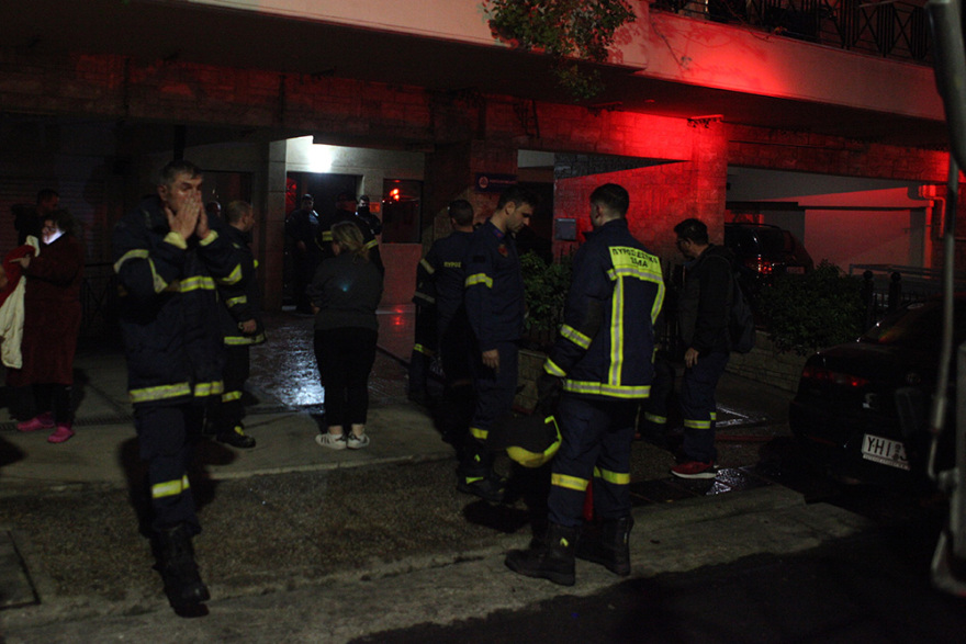 Υπό έλεγχο η πυρκαγιά στον Πειραιά: Απεγκλωβίστηκαν από την ταράτσα οι ένοικοι - Δείτε βίντεο και φωτογραφίες