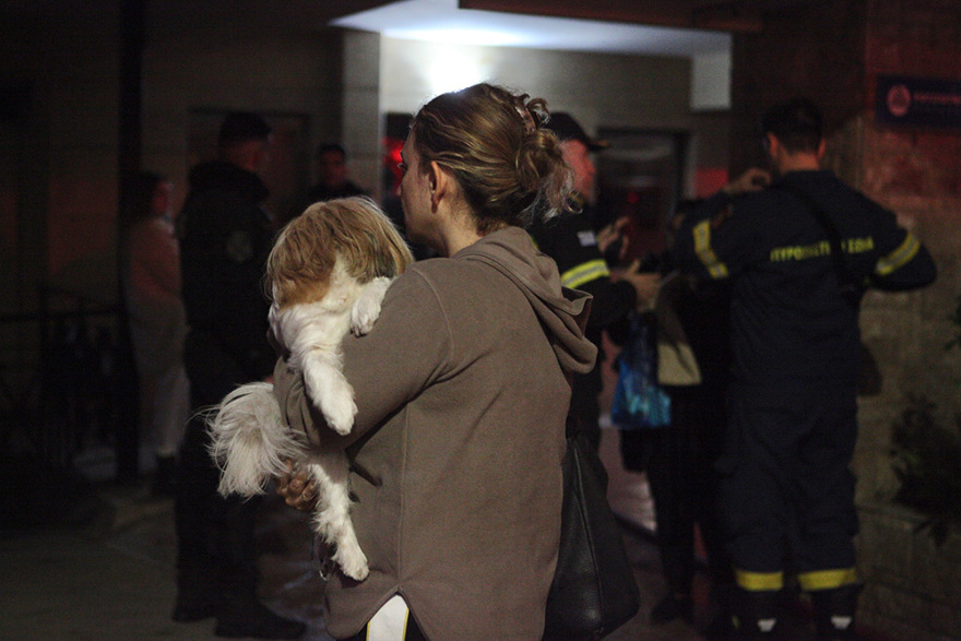 Υπό έλεγχο η πυρκαγιά στον Πειραιά: Απεγκλωβίστηκαν από την ταράτσα οι ένοικοι - Δείτε βίντεο και φωτογραφίες