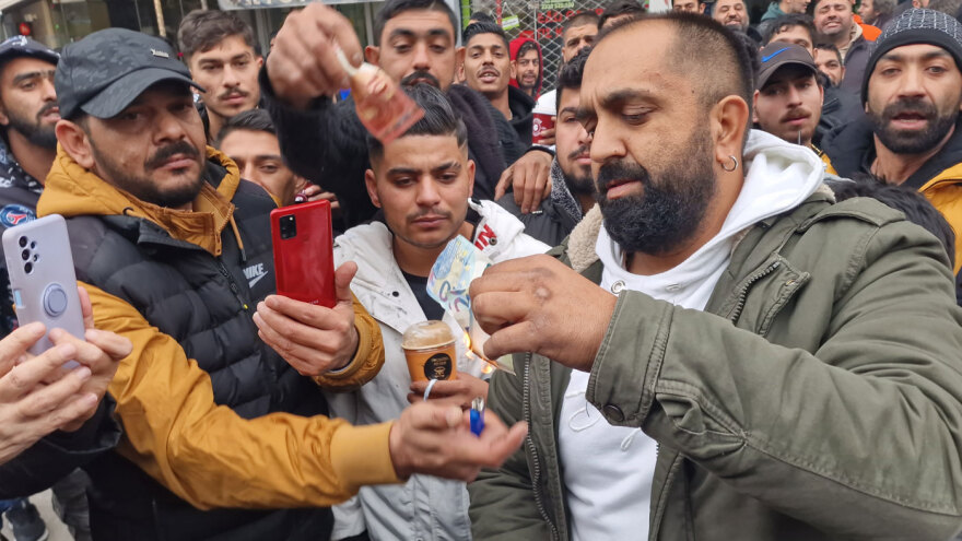 Θεσσαλονίκη: Οι Ρομά καίνε χαρτονομίσματα έξω από τα δικαστήρια