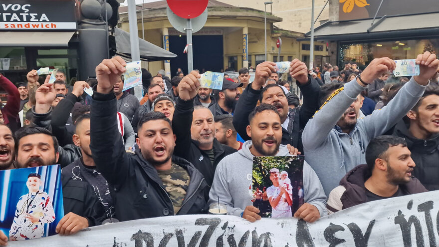 Θεσσαλονίκη: Οι Ρομά καίνε χαρτονομίσματα έξω από τα δικαστήρια