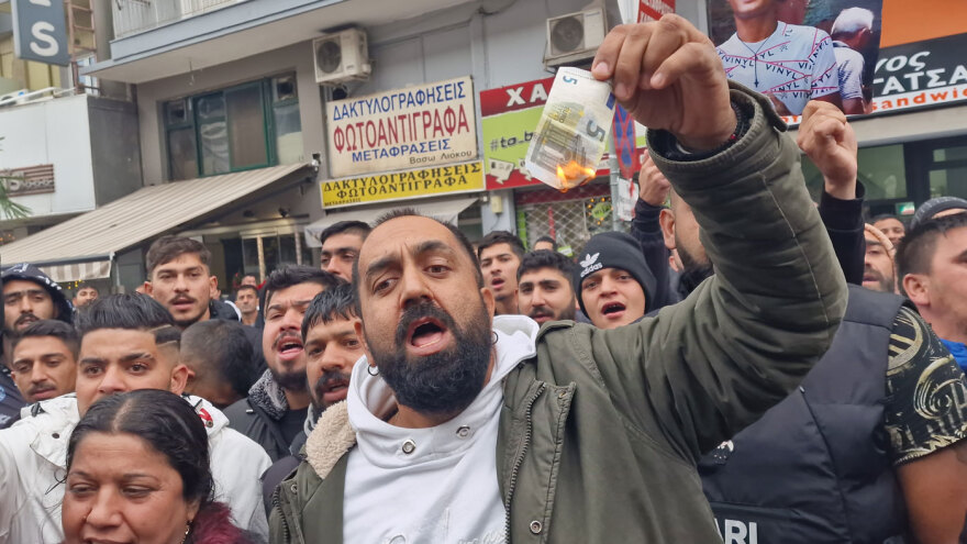 Θεσσαλονίκη: Οι Ρομά καίνε χαρτονομίσματα έξω από τα δικαστήρια