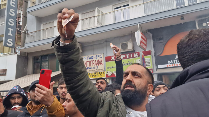 Θεσσαλονίκη: Οι Ρομά καίνε χαρτονομίσματα έξω από τα δικαστήρια