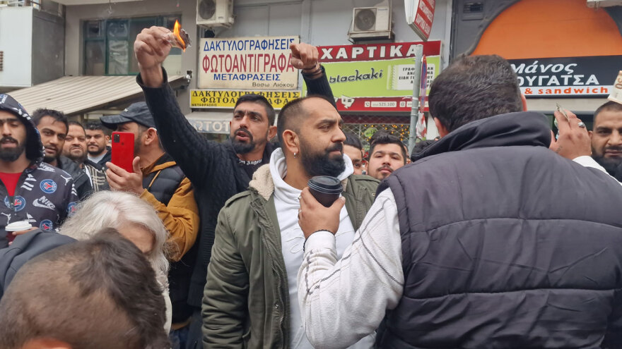 Θεσσαλονίκη: Οι Ρομά καίνε χαρτονομίσματα έξω από τα δικαστήρια
