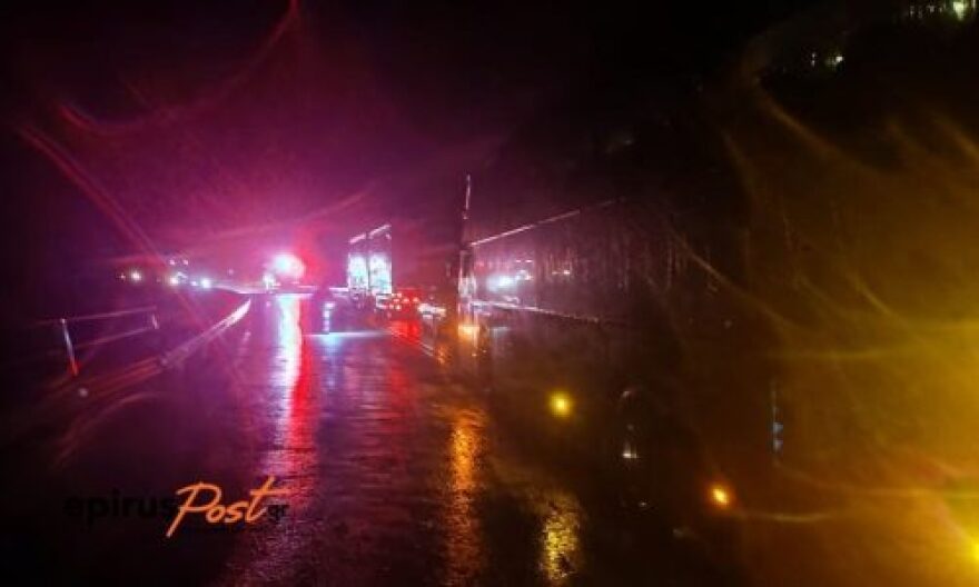 Κακοκαιρία: Έκλεισαν δρόμοι από πτώσεις δέντρων στα Ιωάννινα - Δείτε φωτογραφίες