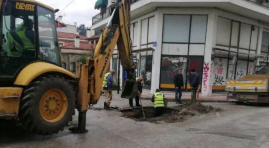 Τρίκαλα: Λακκούβα «κατάπιε» αγροτικό - Δείτε φωτογραφίες