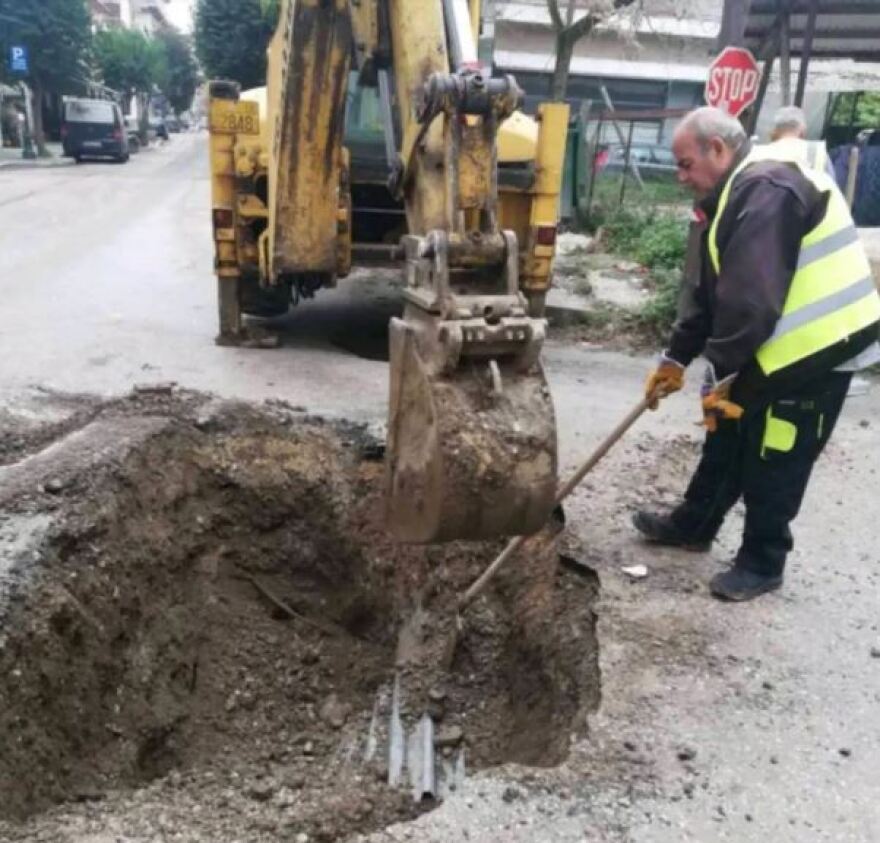 Τρίκαλα: Λακκούβα «κατάπιε» αγροτικό - Δείτε φωτογραφίες