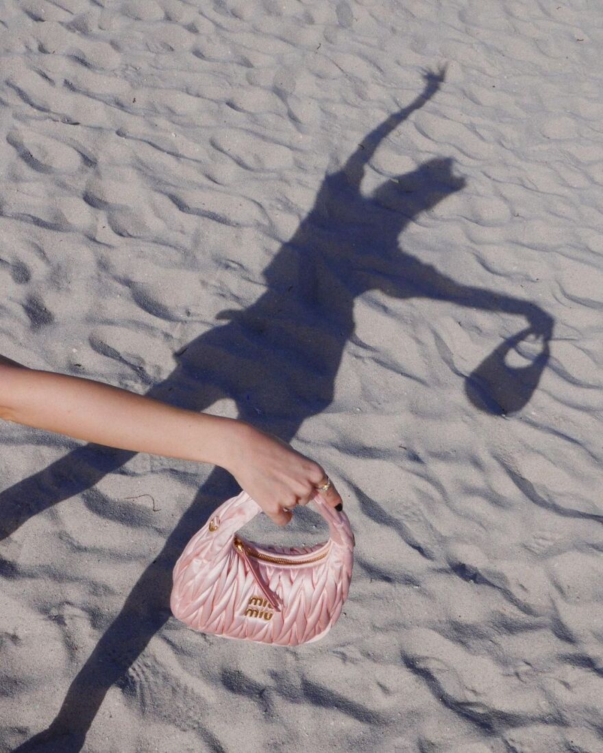 Ούρσουλα Κορμπερό: Η φούστα της «Τόκιο» δεν αφήνει πολλά στη φαντασία