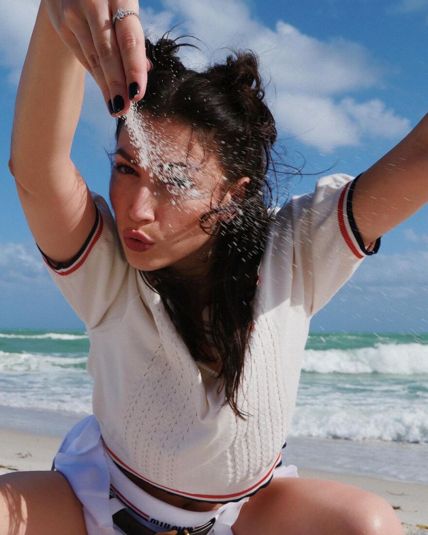 Ούρσουλα Κορμπερό: Η φούστα της «Τόκιο» δεν αφήνει πολλά στη φαντασία