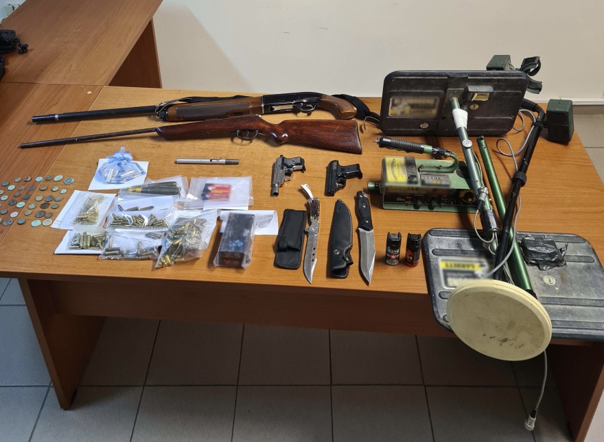 Συνελήφθη αρχαιοκάπηλος στη Θεσσαλονίκη – Εντοπίστηκαν 38 νομίσματα και όπλα