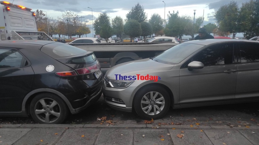 Απίστευτο τροχαίο στη Θεσσαλονίκη: Οδηγός έπεσε πάνω σε έξι παρκαρισμένα αυτοκίνητα και εξαφανίστηκε