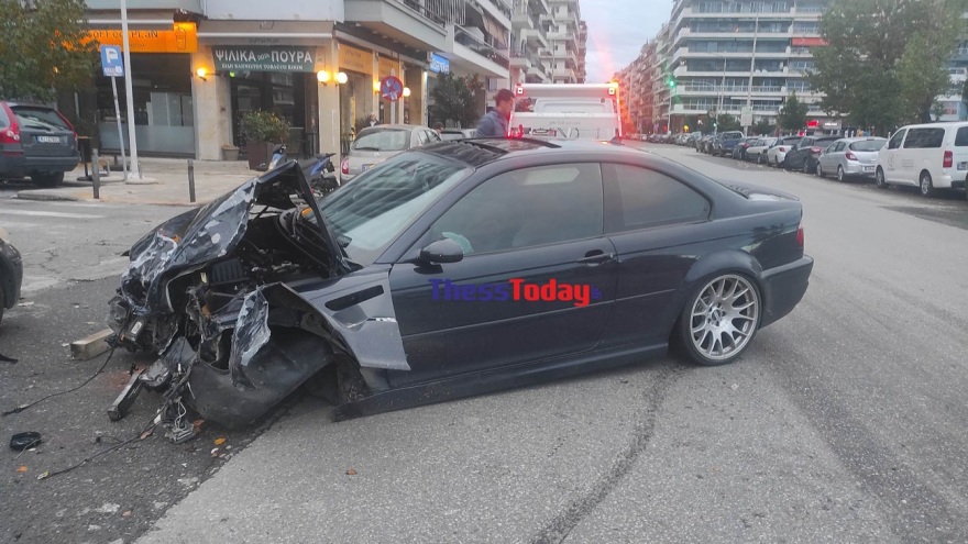Απίστευτο τροχαίο στη Θεσσαλονίκη: Οδηγός έπεσε πάνω σε έξι παρκαρισμένα αυτοκίνητα και εξαφανίστηκε