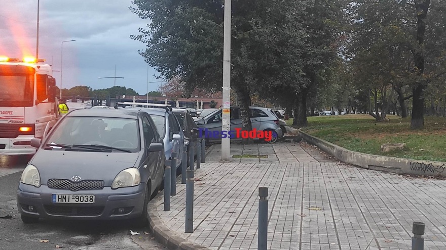 Απίστευτο τροχαίο στη Θεσσαλονίκη: Οδηγός έπεσε πάνω σε έξι παρκαρισμένα αυτοκίνητα και εξαφανίστηκε
