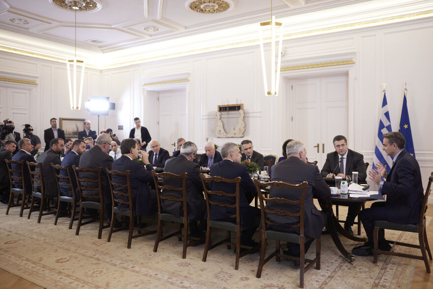 Συνάντηση Μητσοτάκη με περιφερειάρχες - «Σας θεωρούμε συμμάχους στον στόχο για την ανάπτυξη της χώρας»