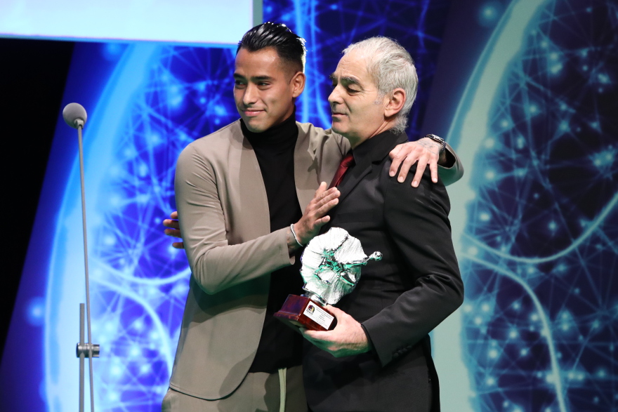 Βραβεία ΠΣΑΠΠ: «Στο πρόσωπό σου είδα έναν ακόμα γιο μου» είπε η μητέρα του Άλκη Καμπανού στον Αραούχο