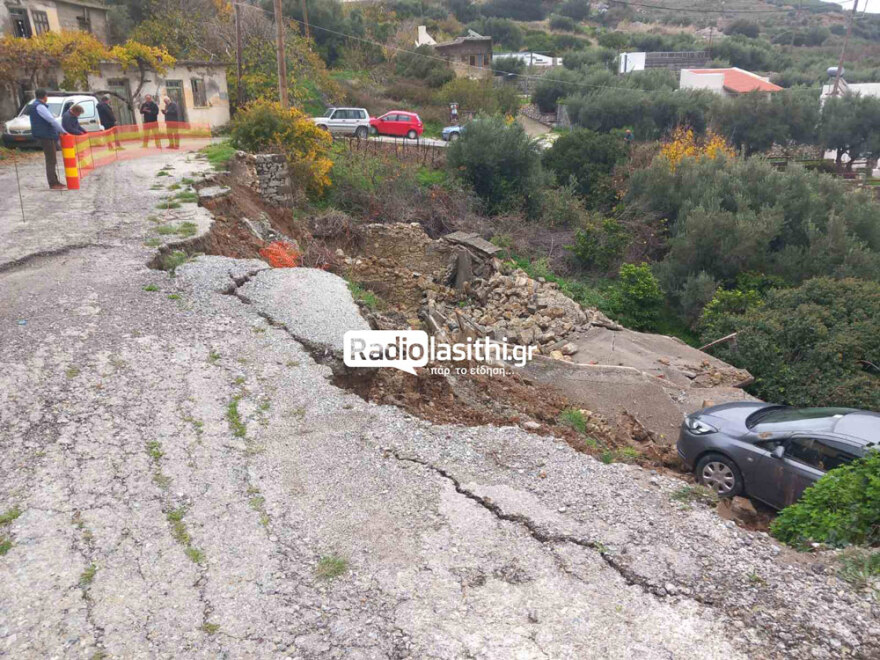 Iεράπετρα: Υποχώρησε ο δρόμος και Ι.Χ. βρέθηκε μέσα σε οίκημα - Δείτε φωτογραφίες
