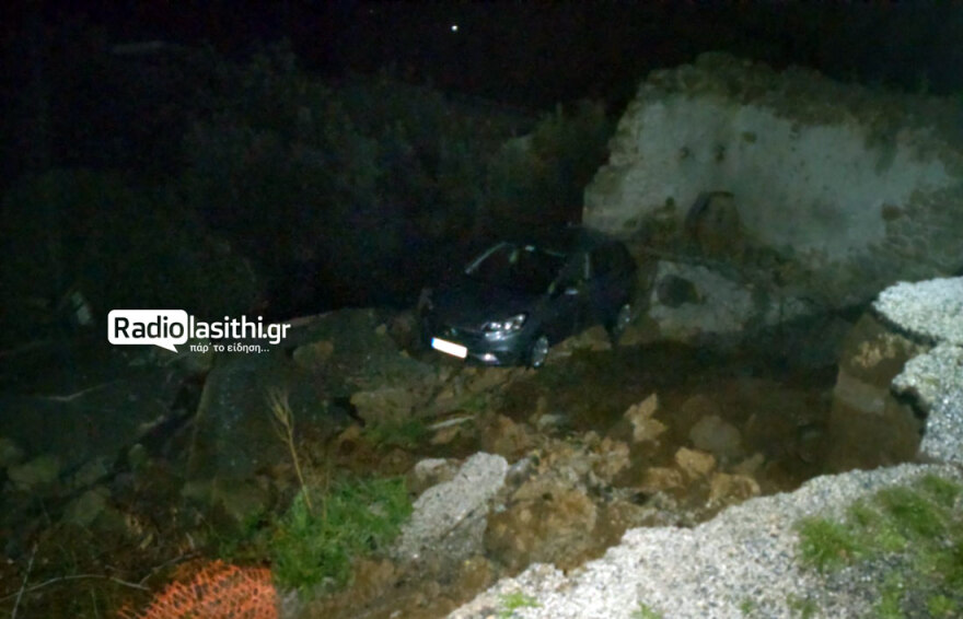 Iεράπετρα: Υποχώρησε ο δρόμος και Ι.Χ. βρέθηκε μέσα σε οίκημα - Δείτε φωτογραφίες